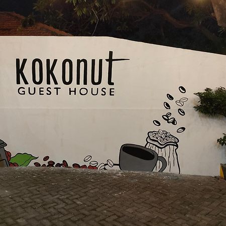 Kokonut Guesthouse Sorabaya Extérieur photo